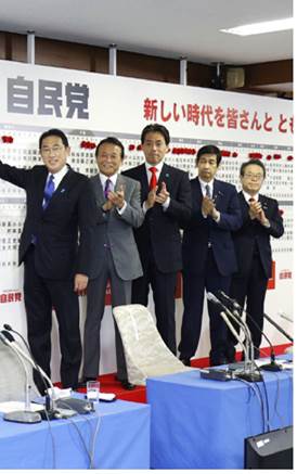 2 0 2 1年1 0月3 1日，日本首相、自民党总裁岸田文雄（左六）在位于东京的自民党总部为众议院选举中的当选人名字贴上红花。（新华社图片）